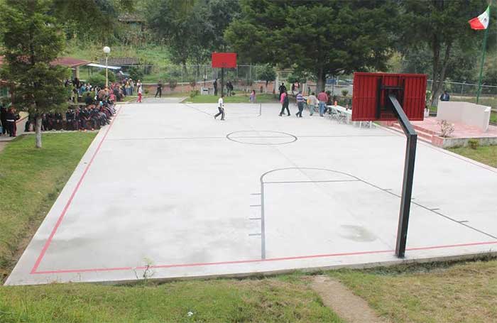 Inaugura cancha de básquetbol el edil de Zacapoaxtla