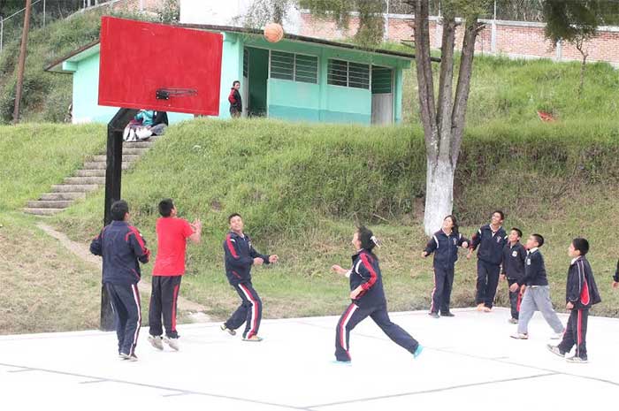 Inaugura cancha de básquetbol el edil de Zacapoaxtla