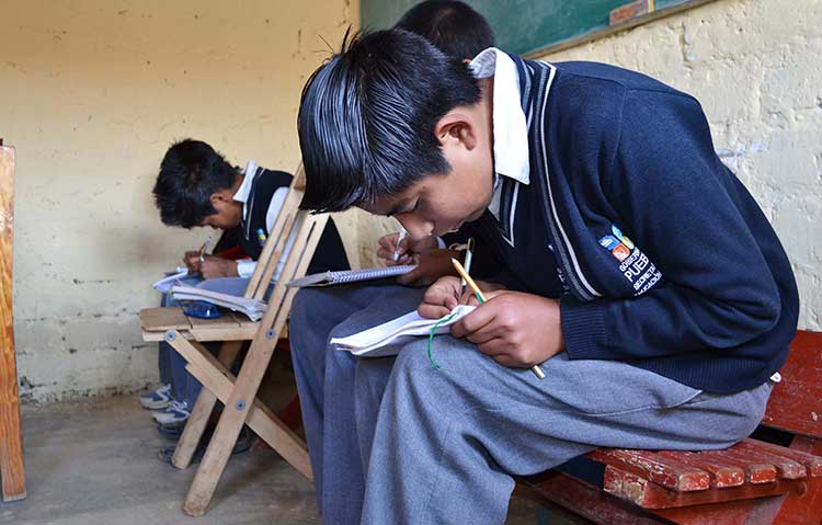 Una telesecundaria sin televisión, ni libros, ni butacas funciona en Zautla