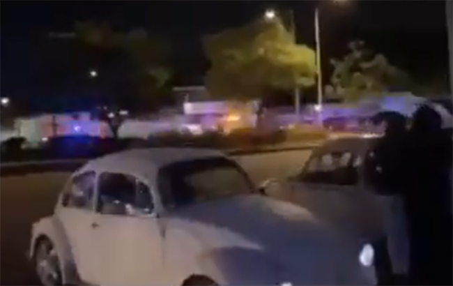 VIDEO Causa terror balacera frente a Telmex de la 25 en Puebla; hay un lesionado
