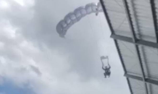 VIDEO Graban aparatosa caída de paracaidista en desfile