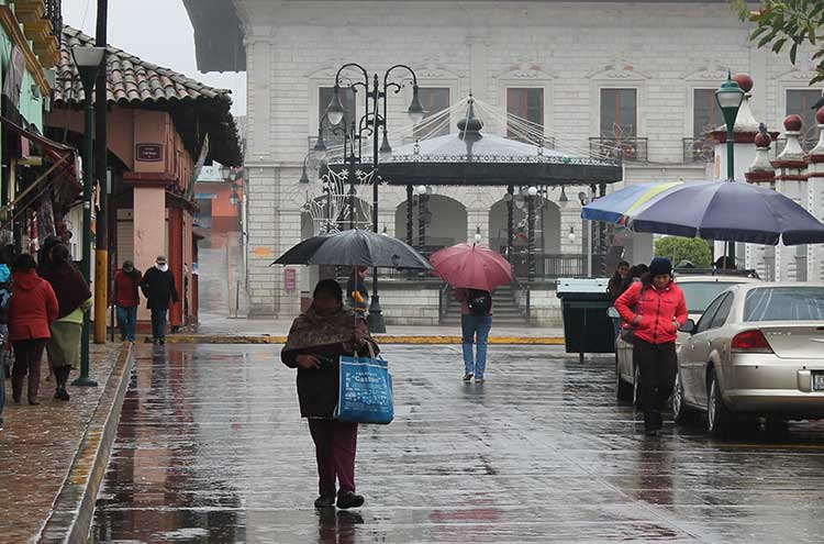 Mantienen monitoreo por lluvias y frío en Zacapoaxtla