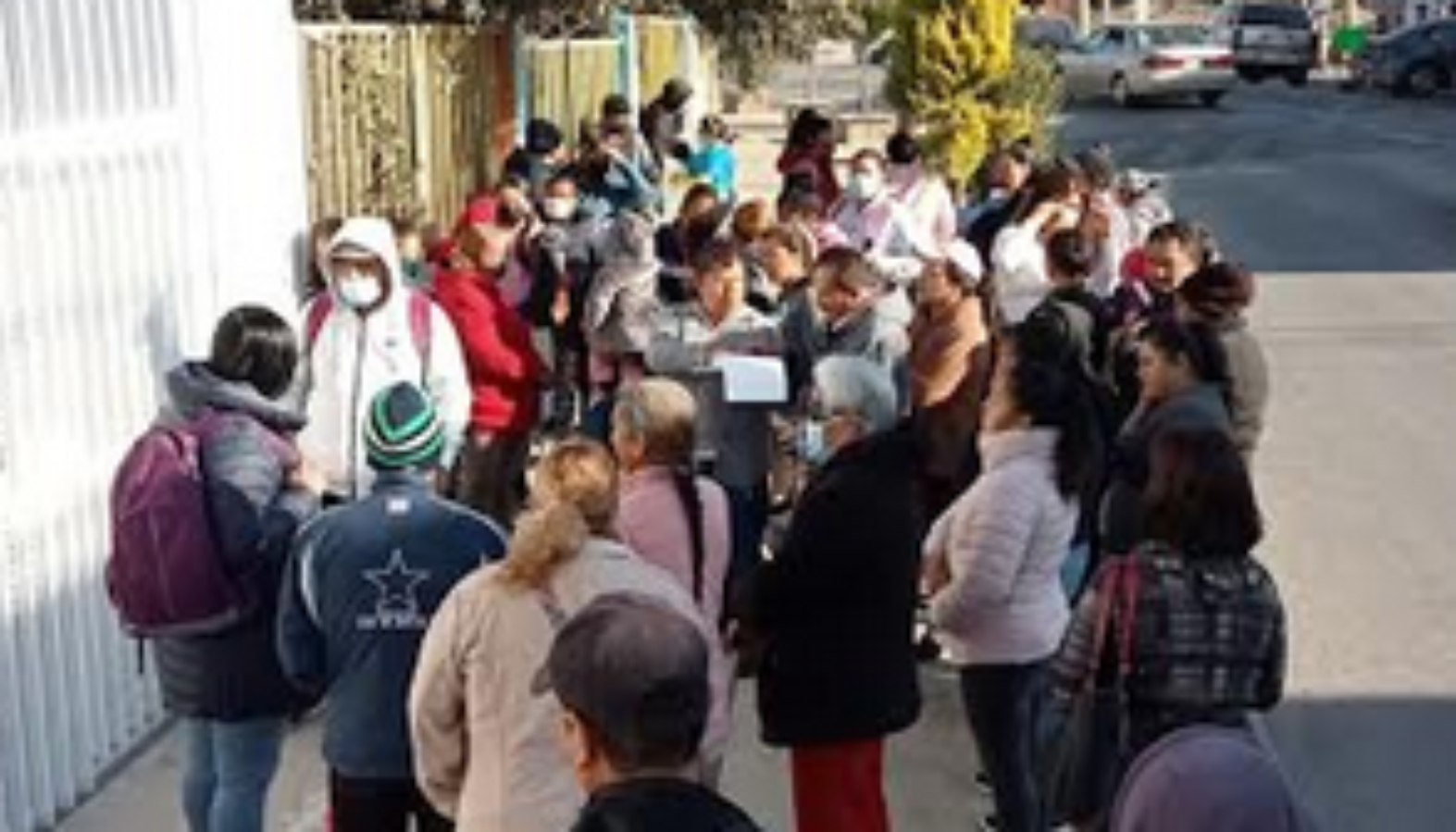 Padres de familia cierran la Tlaxcala-Texmelucan y piden destitución de directora