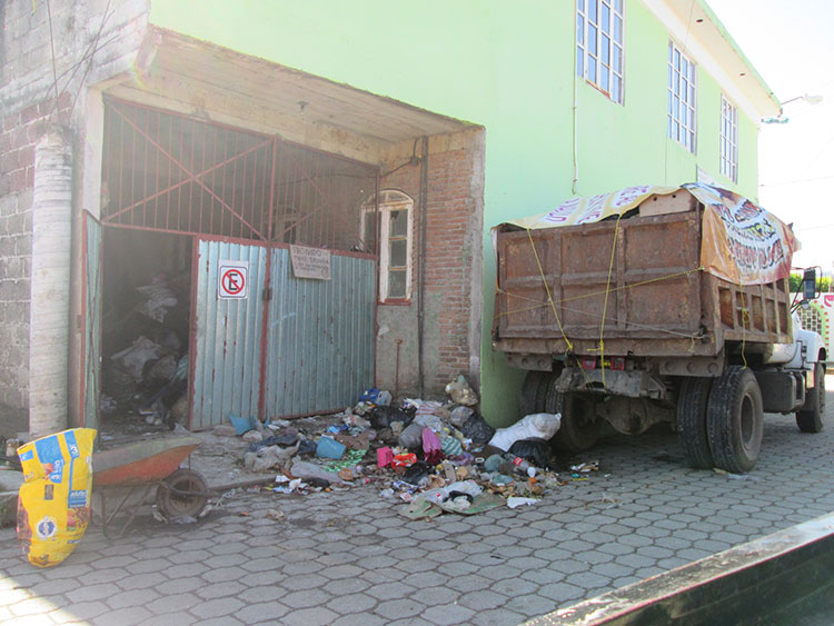 Con toneladas de basura en las calles inicia Expo en Tenango