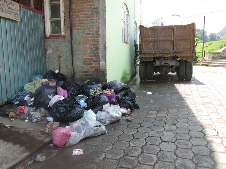 Denuncian deficiente servicio de limpia en Tenango