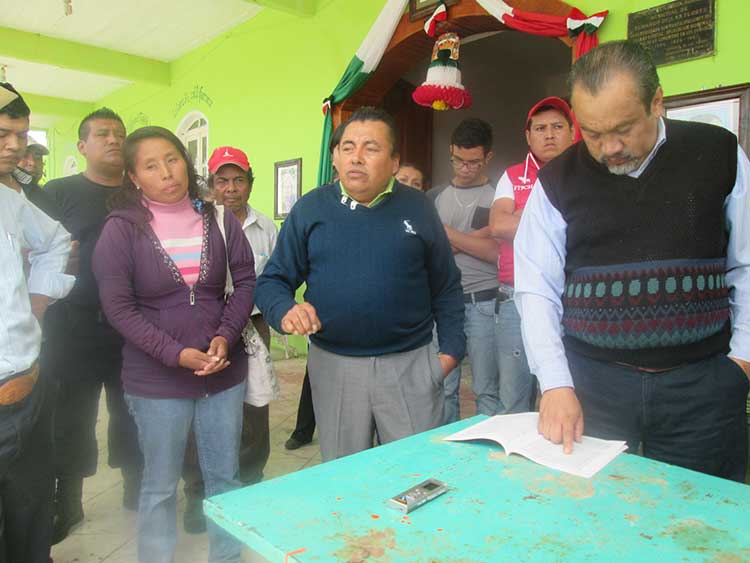 Cuentas claras exigen regidores y pobladores a edil auxiliar de Tenango