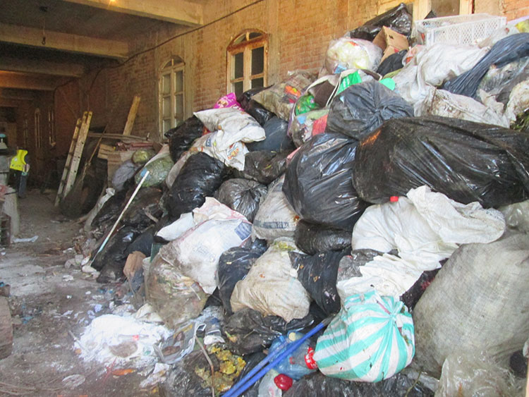 Con toneladas de basura en las calles inicia Expo en Tenango
