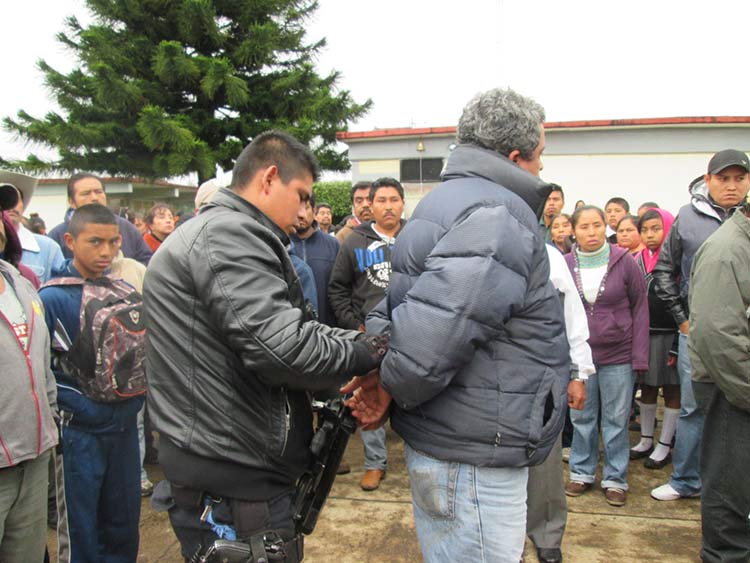 Por acosador intentan linchar a maestro en Tenango