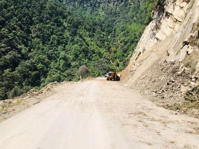Tras deslave reabren carretera entre Zacatlán y Tenango