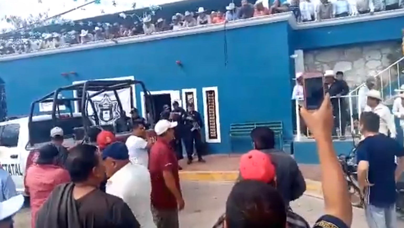 Habitantes golpean a 6 policías de Teopantlán; exigen renuncia del edil