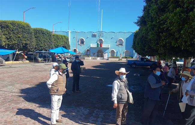 Campesinos de Teotlalcingo retiran protesta tras entrega de recursos