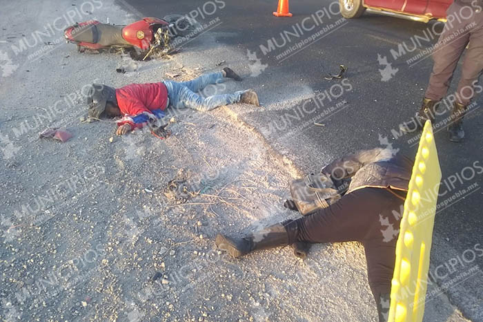 Pareja en moto se impacta contra camión y sale proyectada en Tepatlaxco