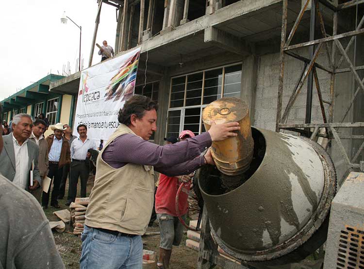 Entrega David Huerta material para construcción de aulas en Xochiltenango