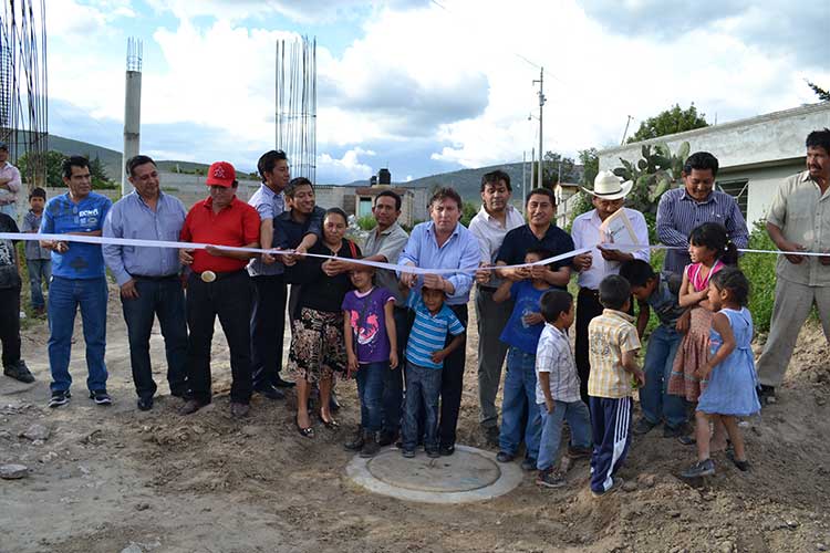 Lleva David Huerta obras de agua y drenaje en comunidades de Tepeaca