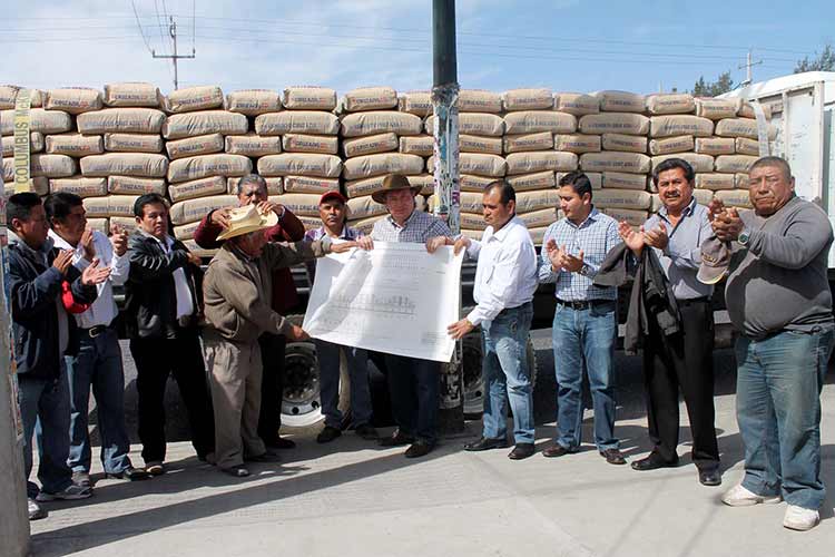 Apoya David Huerta construcción del mercado de artesanías de Acatlán