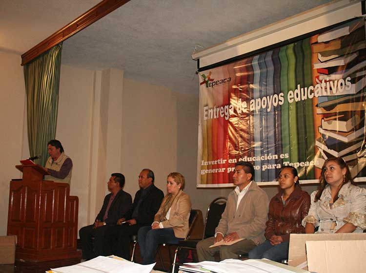 A invertir en educación en Tepeaca se compromete David Huerta