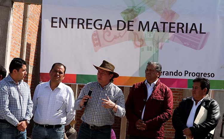 Apoya David Huerta construcción del mercado de artesanías de Acatlán