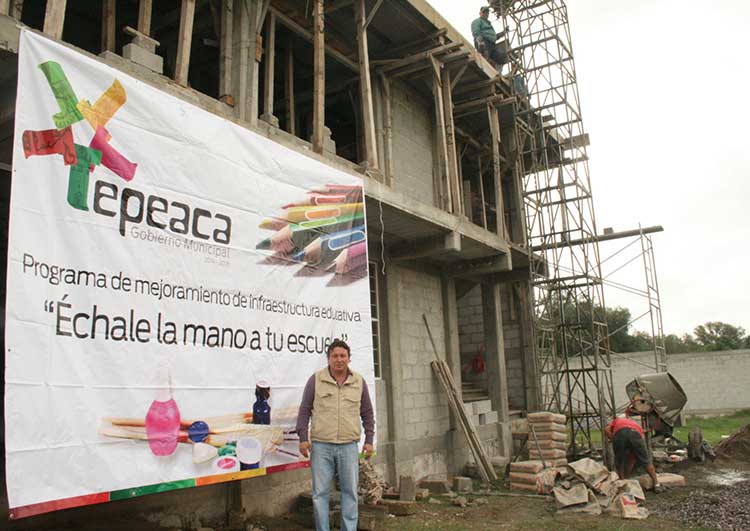 Entrega David Huerta material para construcción de aulas en Xochiltenango