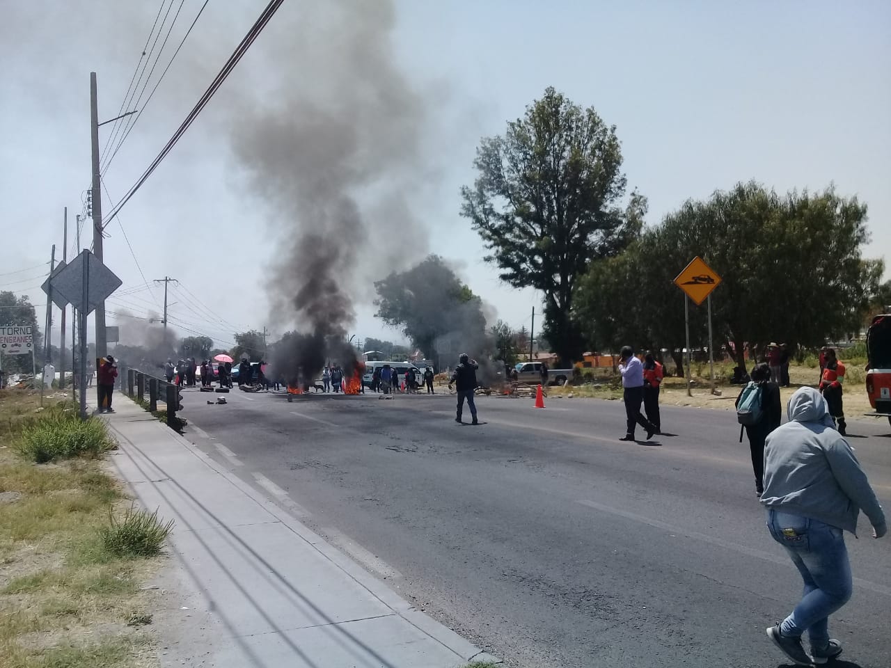 Padres de familia bloquean la federal Puebla-Tehuacán, exigen intendente para escuela 