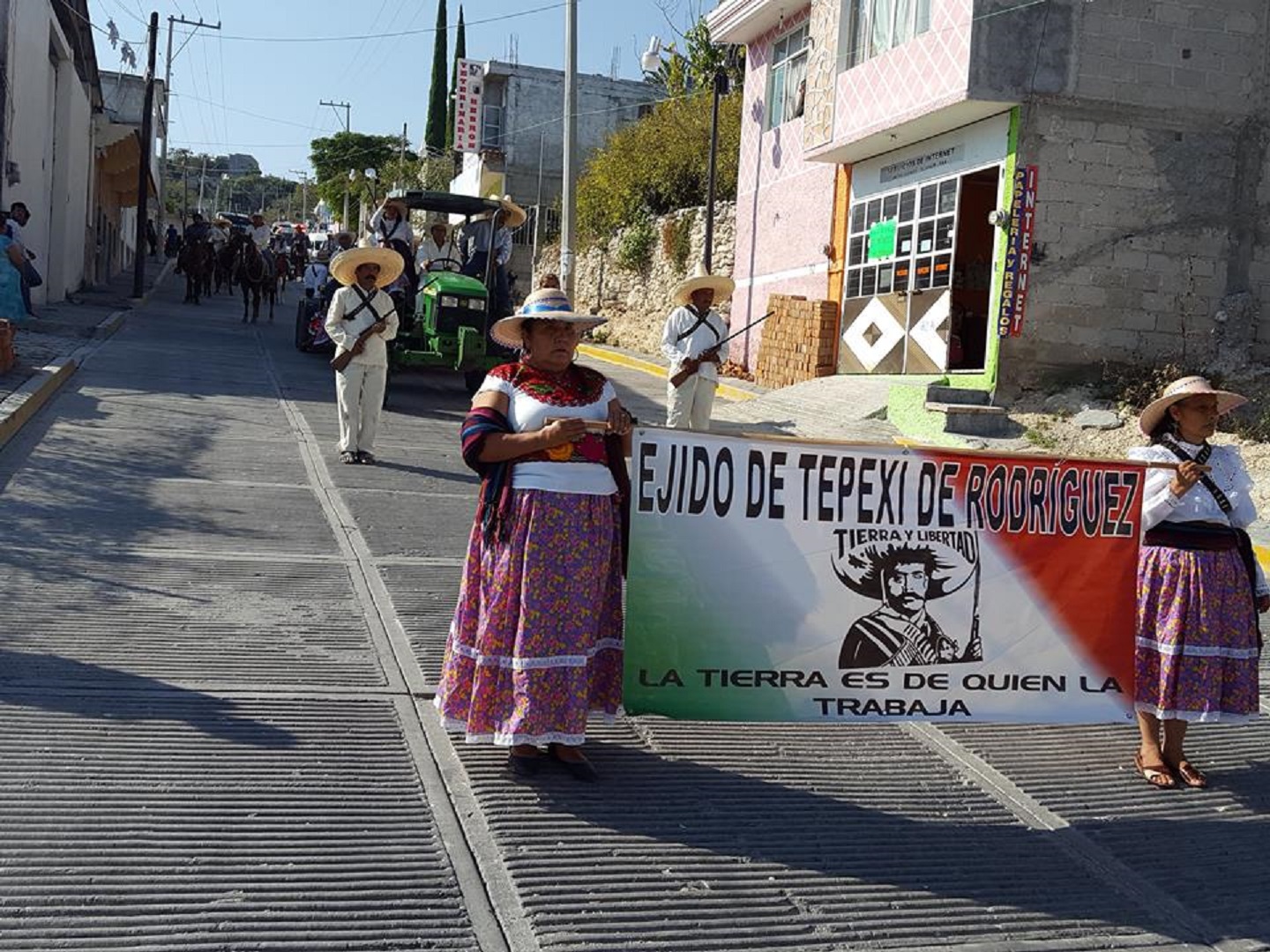Desfilan en la Mixteca para conmemorar aniversario de la Revolución 