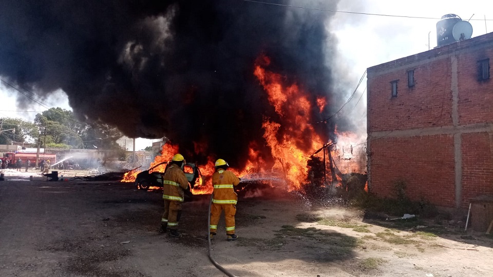 Las llamas consumen depósito de llantas en San Pedro Cholula