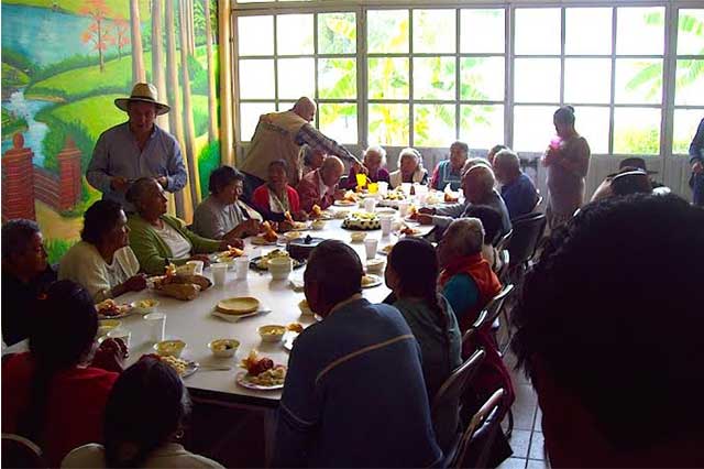 Reconoce edil de Tepeaca a personas de la tercera edad