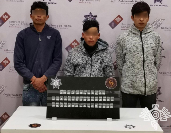 Detienen a tres presuntos narcomenudistas en Tehuacán