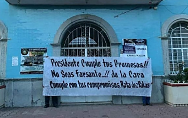 Campesinos mantienen plantón en Teotlalcingo para exigir entrega de apoyo