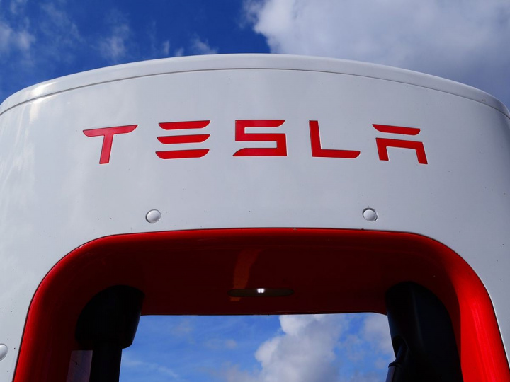 Tesla retirará 1.1 millones de autos por falla que podría lesionar dedos