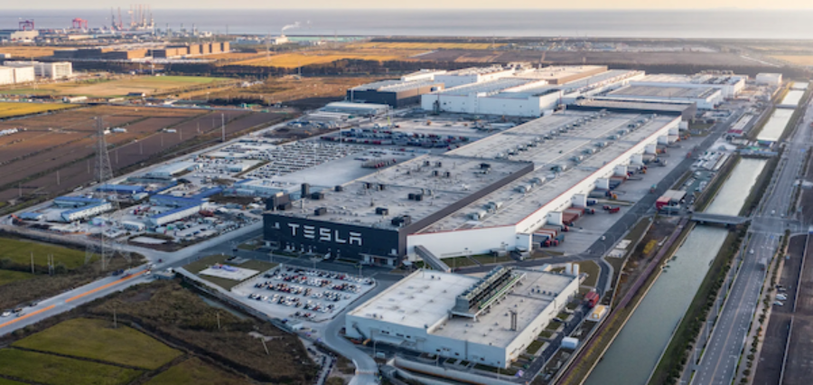 Tesla pide a sus empleados en Shanghái dormir en la fábrica por Covid