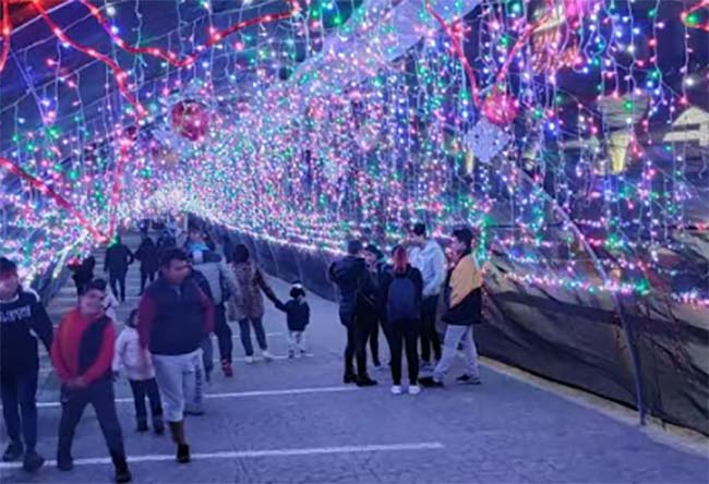 En Tetela colocan iluminación navideña por fin de año