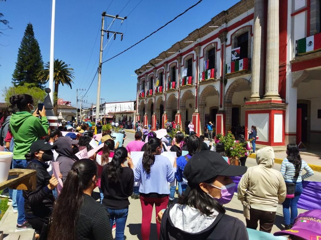 Marchan en Tetela para exigir justicia por violación a una policía