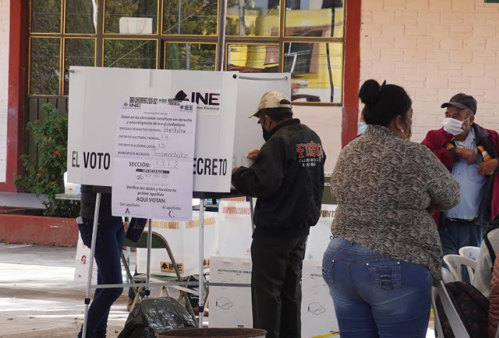 Con retraso e incidentes menores arrancó jornada electoral en Tecamachalco