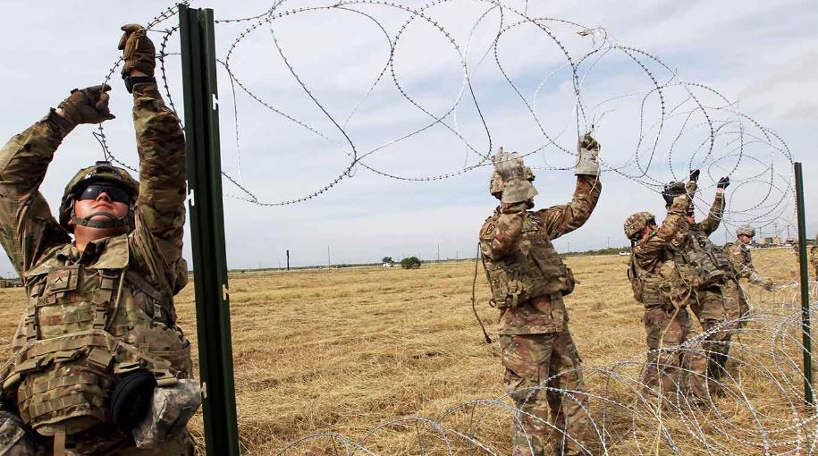 Texas promete enviar 400 soldados más a su frontera con México 