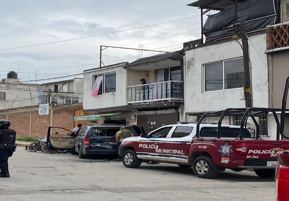 Tras persecución, chófer choca contra un negocio en Texmelucan