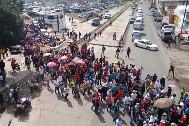 Cientos marchan en Texmelucan para exigir respeto al martes de tianguis