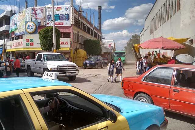 Acusan caos vehicular en Texmelucan por mala planeación de obra en la Avenida Libertad