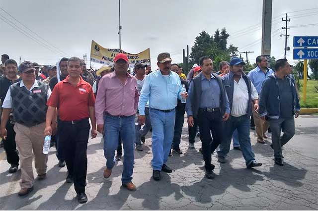 Cientos marchan en Texmelucan para exigir respeto al martes de tianguis