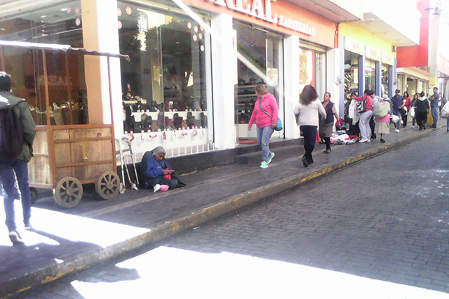 En Texmelucan bandas explotan a personas de la tercera edad en las calles