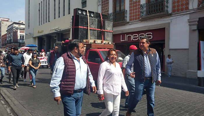 Se manifiestan tianguistas de Texmelucan en el Congreso 