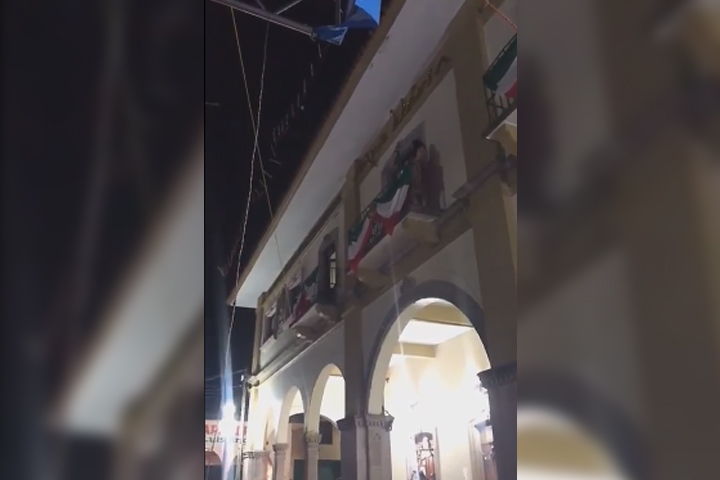 VIDEO: Celebran el grito lanzándole huevos al alcalde de Hueytamalco