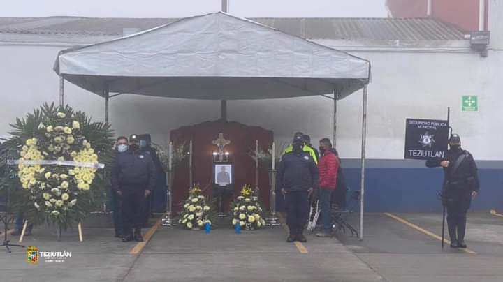Rinden homenaje a policía de Teziutlán muerto por Covid