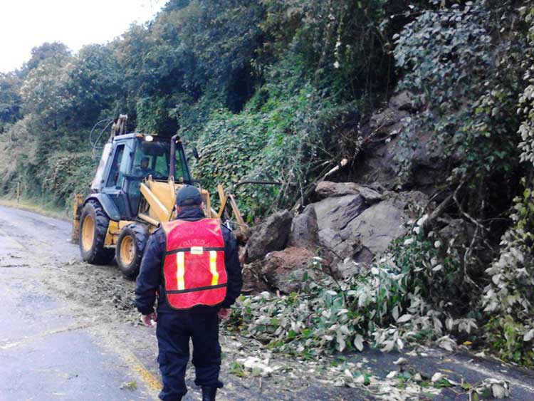 Dos derrumbes en carreteras de Teziutlán por Fernand