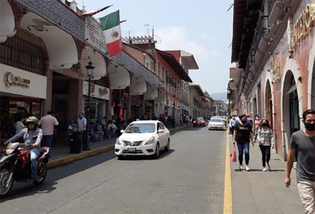 Teziutecos relajan la cuarentena y salen a las calles