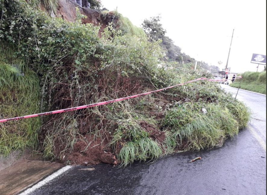 Se deslava cerro en la Teziutlán-Perote, a la altura de Xiutetelco 