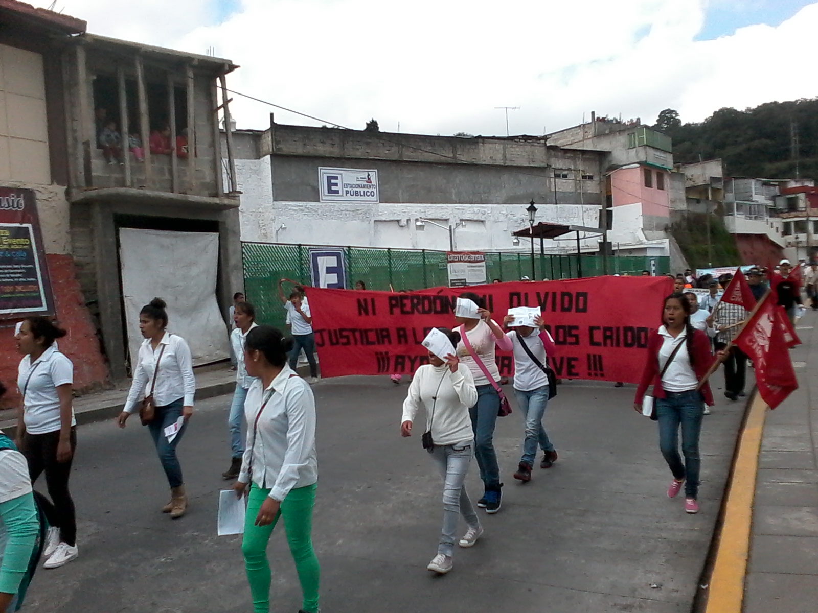 Marchan en Teziutlán contra minería y Ayotzinapa