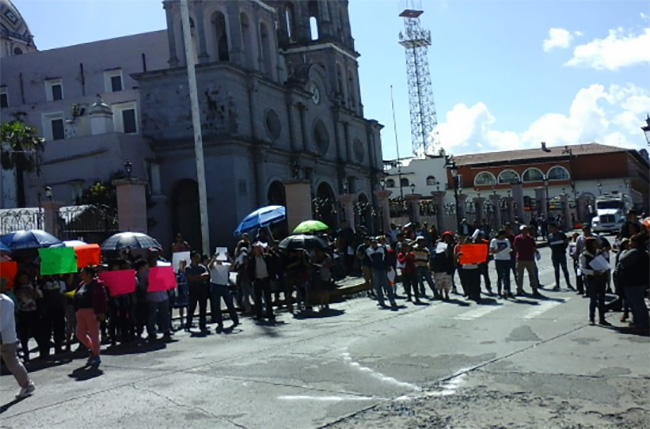 Comerciantes cierran calles en Teziutlán y piden vender en la plaza cívica