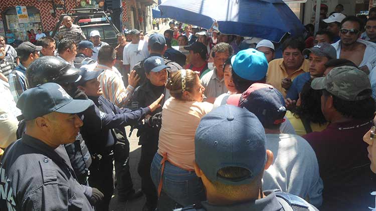 Toman ambulantes calles de Texmelucan tras enfrentamiento con policías
