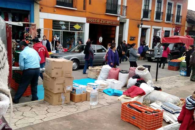 Tianguistas ignoran a comuna y venden en zócalo de Zacapoaxtla