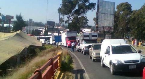 Tianguistas ocasionan caos vehicular en San Martín Texmelucan